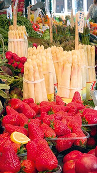 Spargel und Erdbeeren