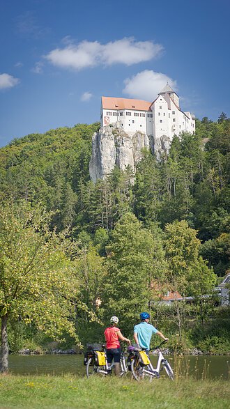 Radler unterwegs auf dem Altmühltal-Radweg bei Burg Prunn