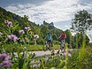 Radwanderer auf dem Altmühltal-Radweg bei Prunn