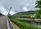 Die 57 Meter lange, geschwungene Hängebrücke mit zwei markanten Pylonen wurde für ihre herausragende architektonische Leistung mit einem internationalen Konstruktionspreis ausgezeichnet.