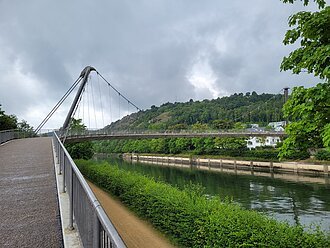 Die 57 Meter lange, geschwungene Hängebrücke mit zwei markanten Pylonen wurde für ihre herausragende architektonische Leistung mit einem internationalen Konstruktionspreis ausgezeichnet.