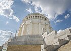 Befreiungshalle Kelheim Rundes, klassizistisches Gebäude mit Säulen und Statuen, umgeben von Treppen, unter blauem Himmel mit Wolken.